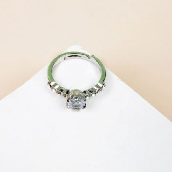 Fashionable Diamond Ladies Ring (8 Pieces) Opening