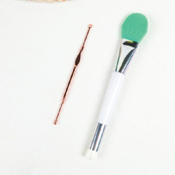 Boxed Mask Brush Two-Piece Set (Random)