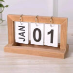 Wooden Page-Turning Desk Calendar For Home Or Office Decor (YWU)